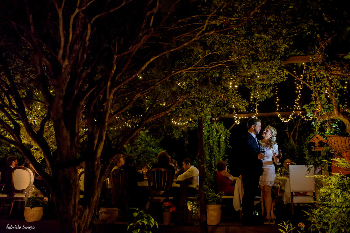 casal bebendo vinho e celebrando a união no casamento intimista no jardim do bistro