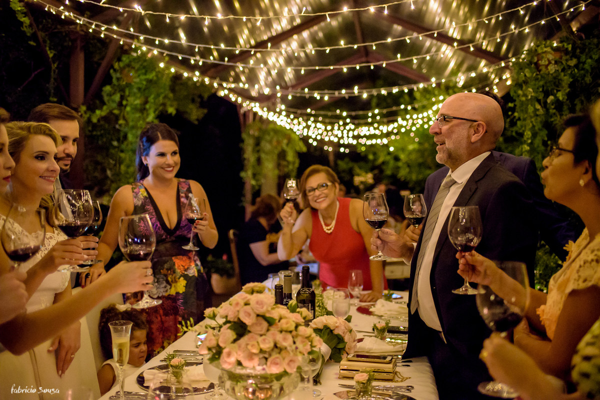 pai da noiva discursa para o brinde do casal no mini-wedding com belíssima decoração Casa Branca Eventos