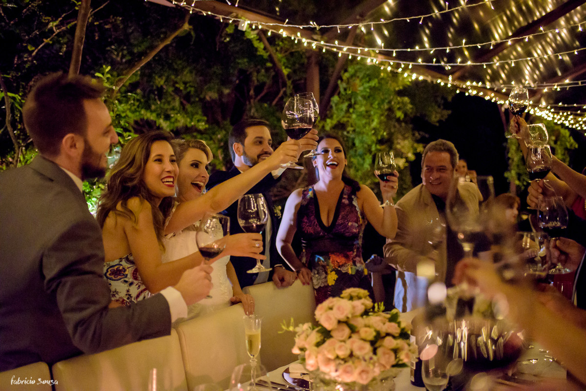 alegria no brinde da família no casamento