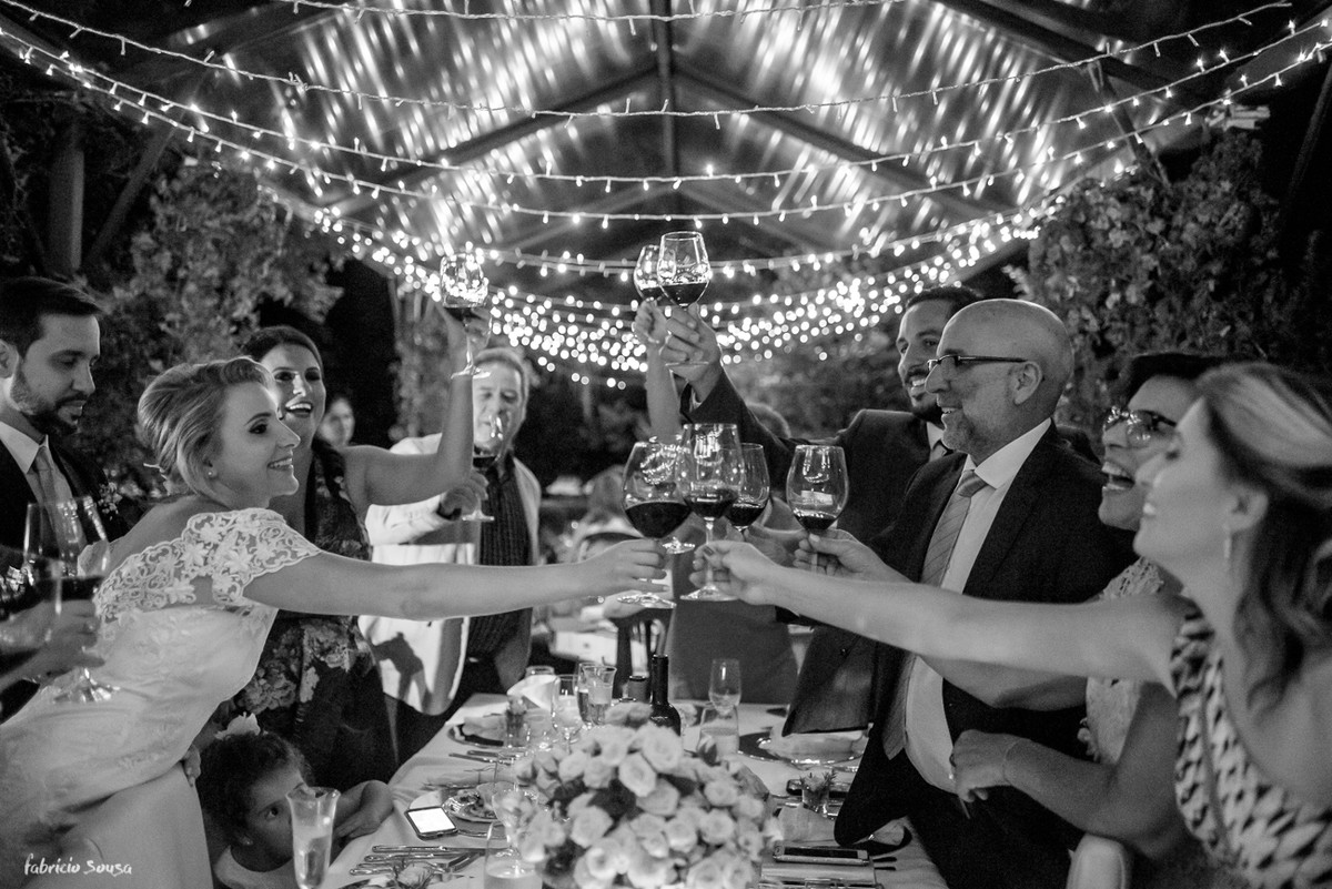 brinde dos noivos com a família durante o mini-wedding