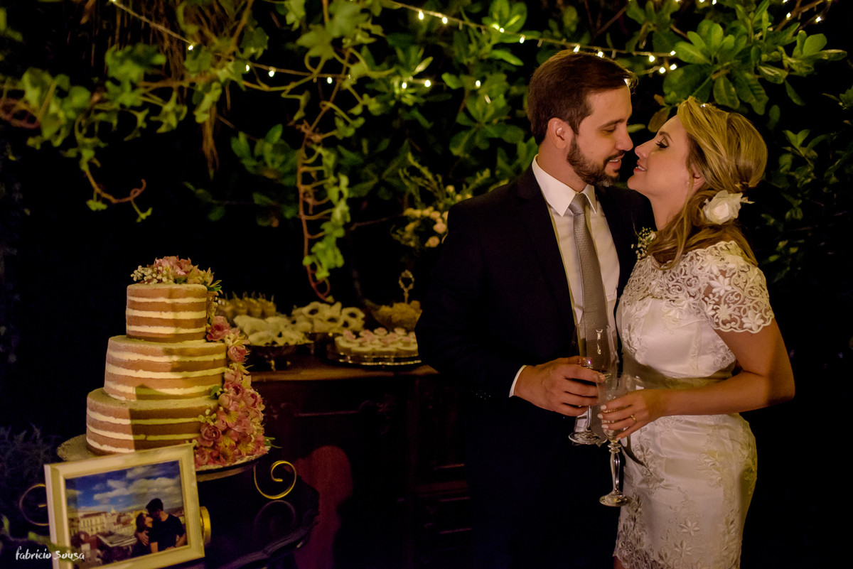 retrato do casal em frente a mesa de doces Bruna Doces com bolo Ana Petryna