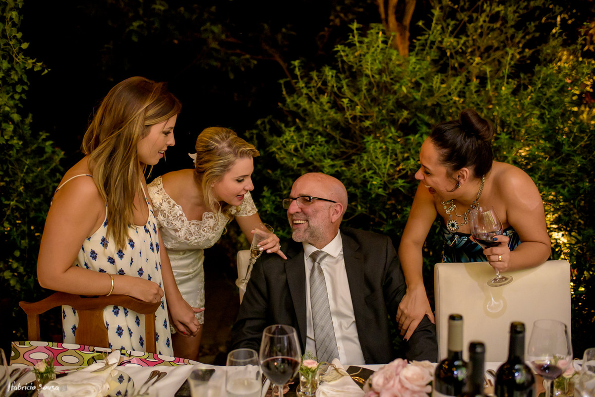 noiva conversa com pai durante festa de casamento no Bistro Bettina Bub