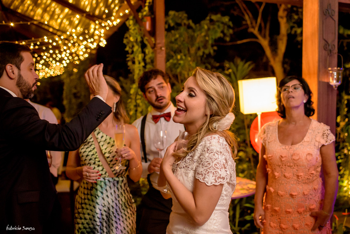 noiva cantando e dançando na pista de dança no Bistro - mini-wedding em Floripa