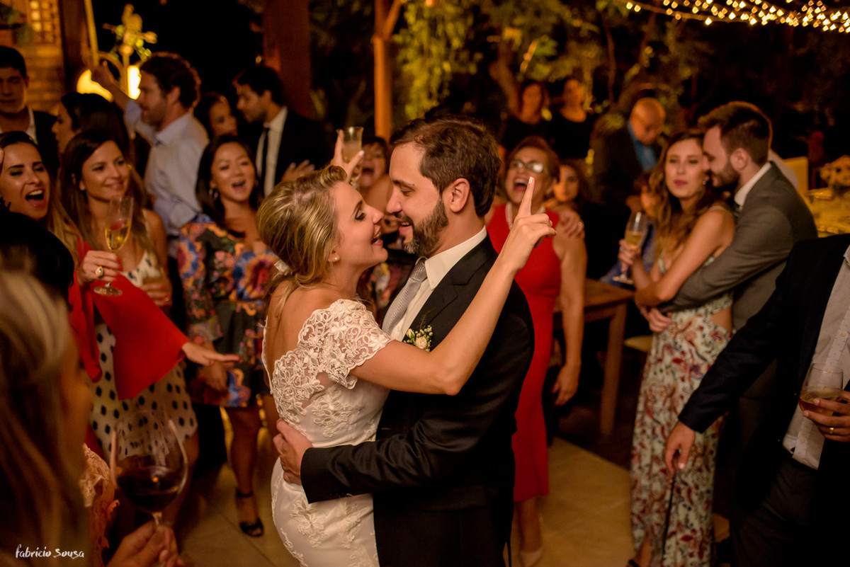 noiva canta e se diverte com seu marido na festa do mini-wedding em Santo Antonio de Lisboa