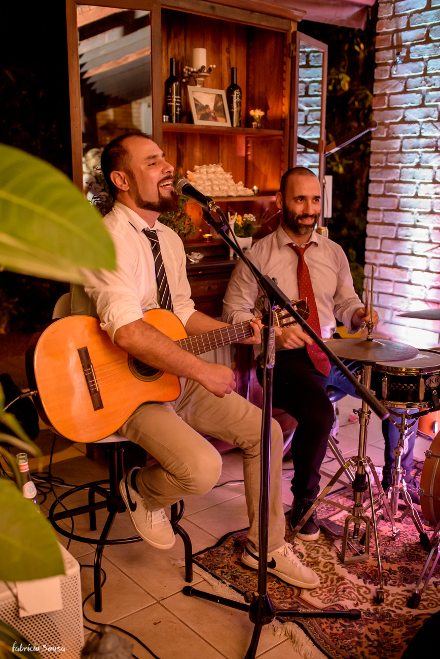 dupla de músicos fizeram a animação da festa em casamento intimista - mini-wedding no Bistro Bettina Bub