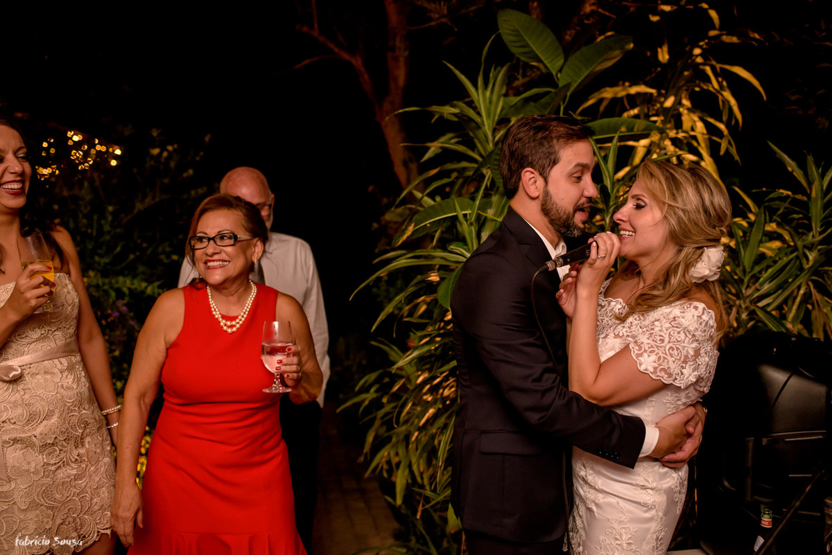 noivos se divertindo e cantando na sua festa de casamento intimista - mini-wedding