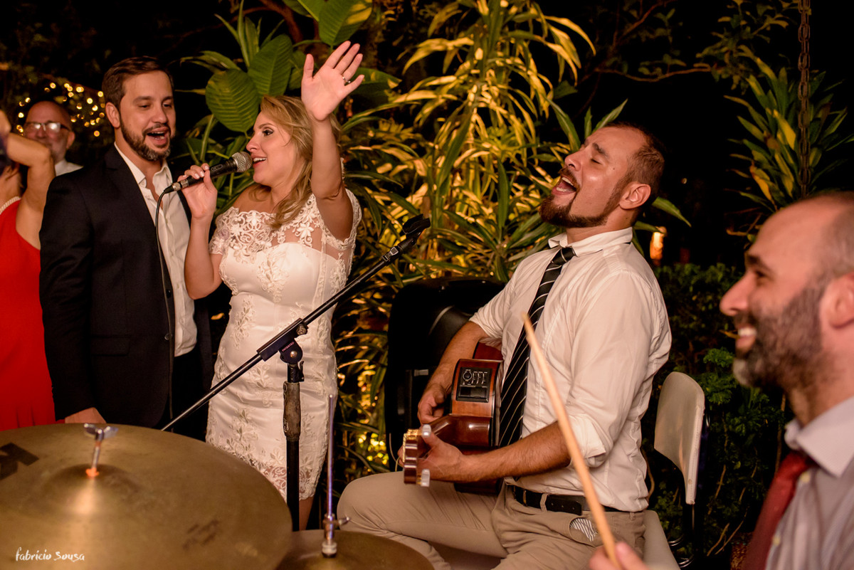 noivos se divertindo e cantando na sua festa de casamento intimista - mini-wedding em Santo Antonio de Lisboa - Bistro Bettina Bub