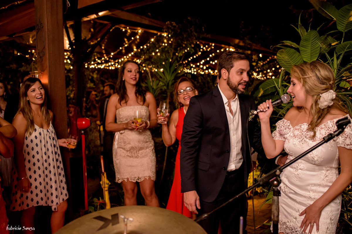 noiva se divertindo e cantando na sua festa de casamento intimista - mini-wedding
