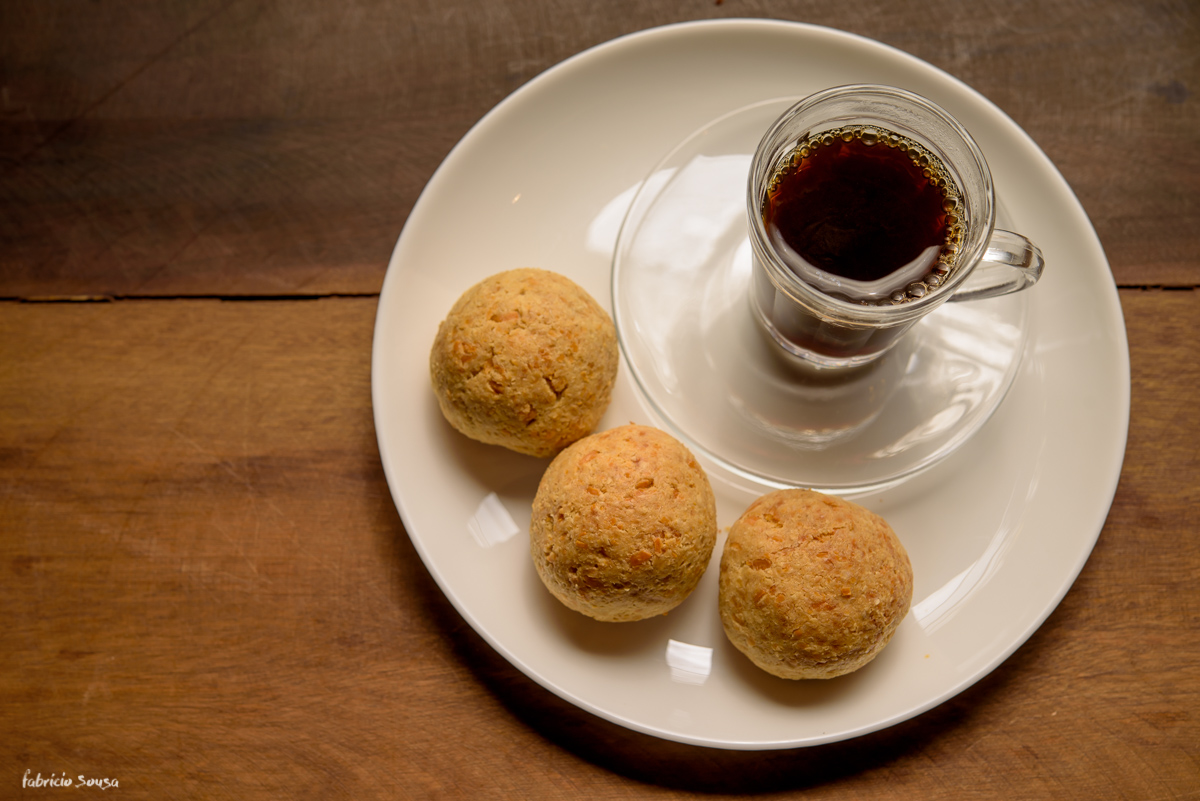 delicioso pão de queijo com café preto passado no restaurante MagraSS