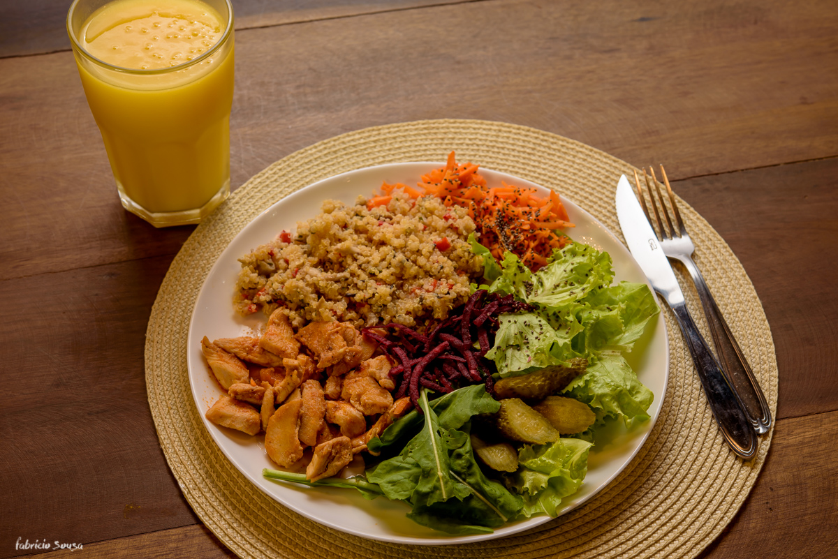frango com quinoa e salada no almoço executivo do Cafe