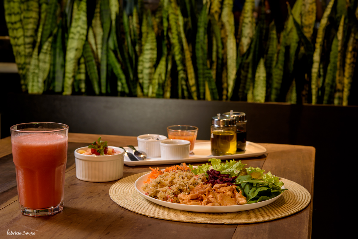 prato e condimentos servidos no restaurante café Magrass - almoço saudável