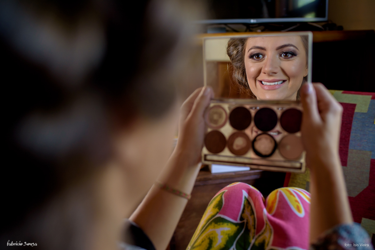 make da noiva se olhando no espelho - making of em casa no dia do casamento maquiadora Luciane Winter