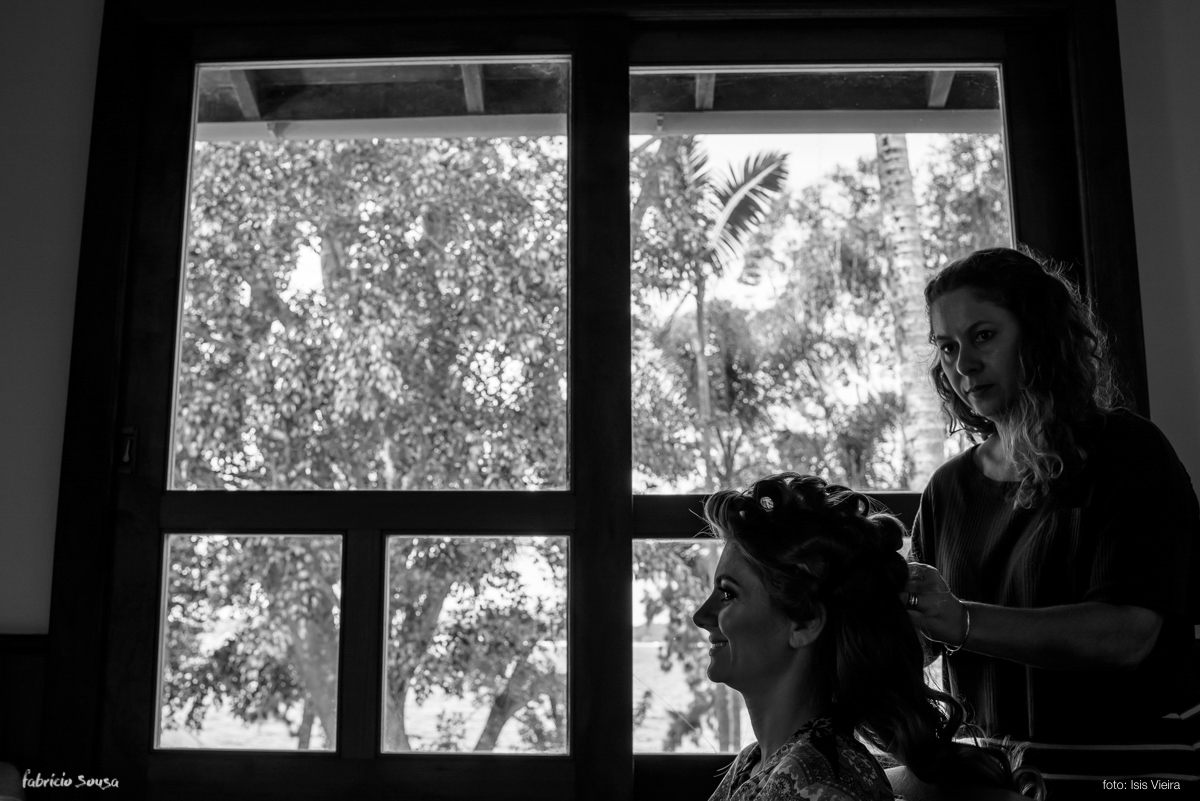 produção do cabelo da noiva - silhueta na janela na casa da mãe - Luciane Winter Beauty Artist