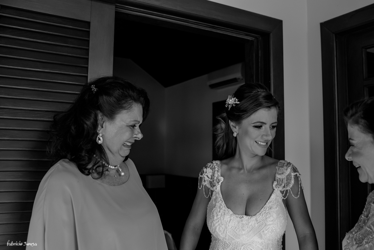 mãe e tia emocionadas com a noiva no making of momentos antes do casamento