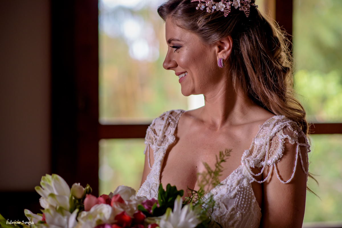 perfil da noiva com lindo bouquet florido - vestido Atelieria acessórios Giseli Donca - Lu Winter Beauty Artist