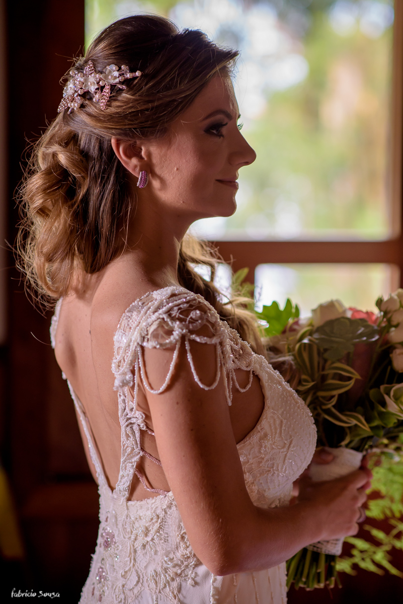 perfil da noiva com lindo bouquet florido - vestido Atelieria acessórios Giseli Donca Luciane Winter makeup