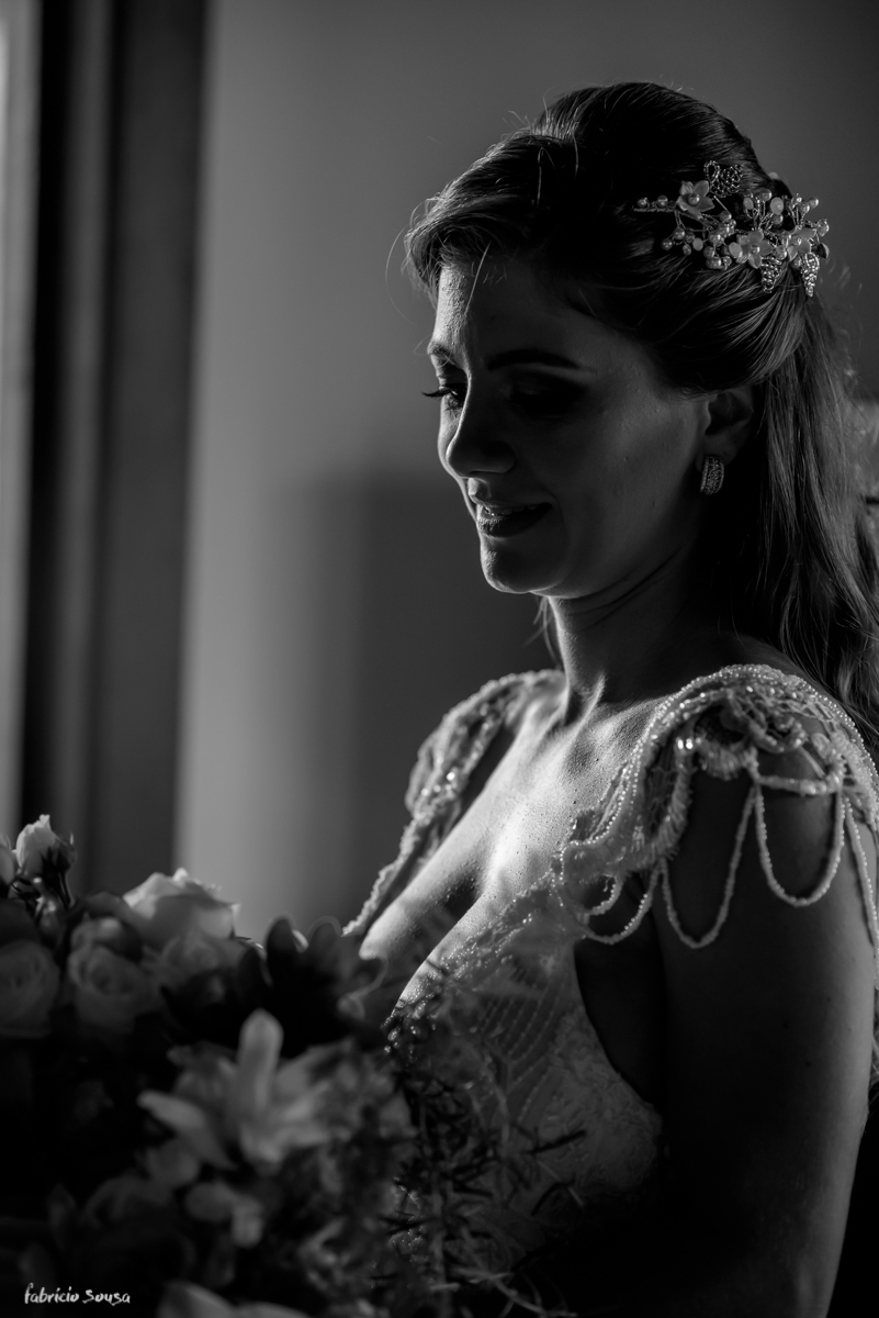 perfil da noiva com lindo bouquet florido - vestido Atelieria