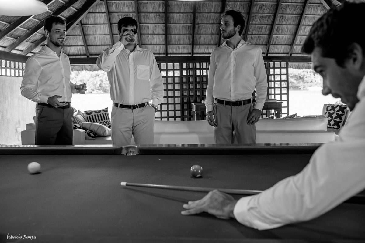 padrinhos do noivo jogando sinuca