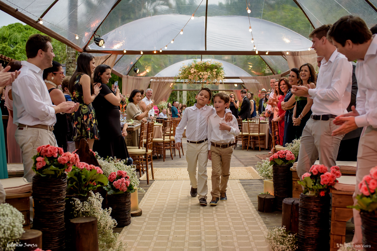 pajens entram abraçados e encantam a todos no casamento no Canto da Lagoa da Conceição - Floripa