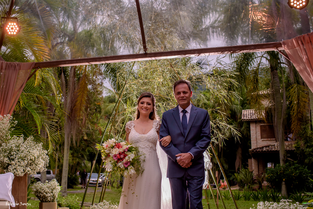 noiva e seu pai prestes a entrar no casamento em casa no Canto da Lagoa em Florianópolis