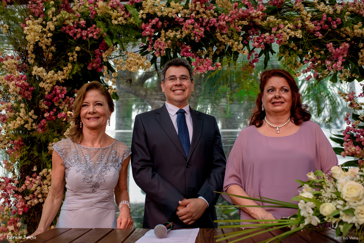 mãe da noiva Veronica Rodrigues celebrante jeferson e tia da noiva emocionados na entrada da noiva Mariana Dall'Orto Rodrigues
