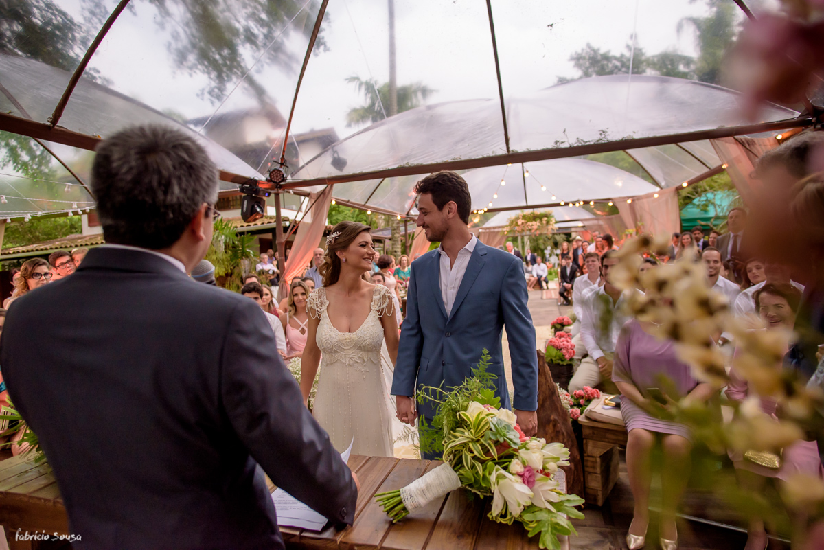 primeira troca de olhares do casal durante o casamento - decoração tropical eventos itajai