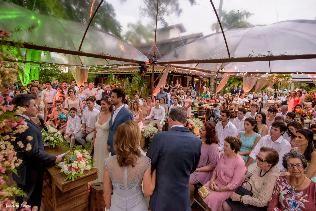 Panorama geral da celebração de casamento que aconteceu em casa com Cristal Tendas transparentes