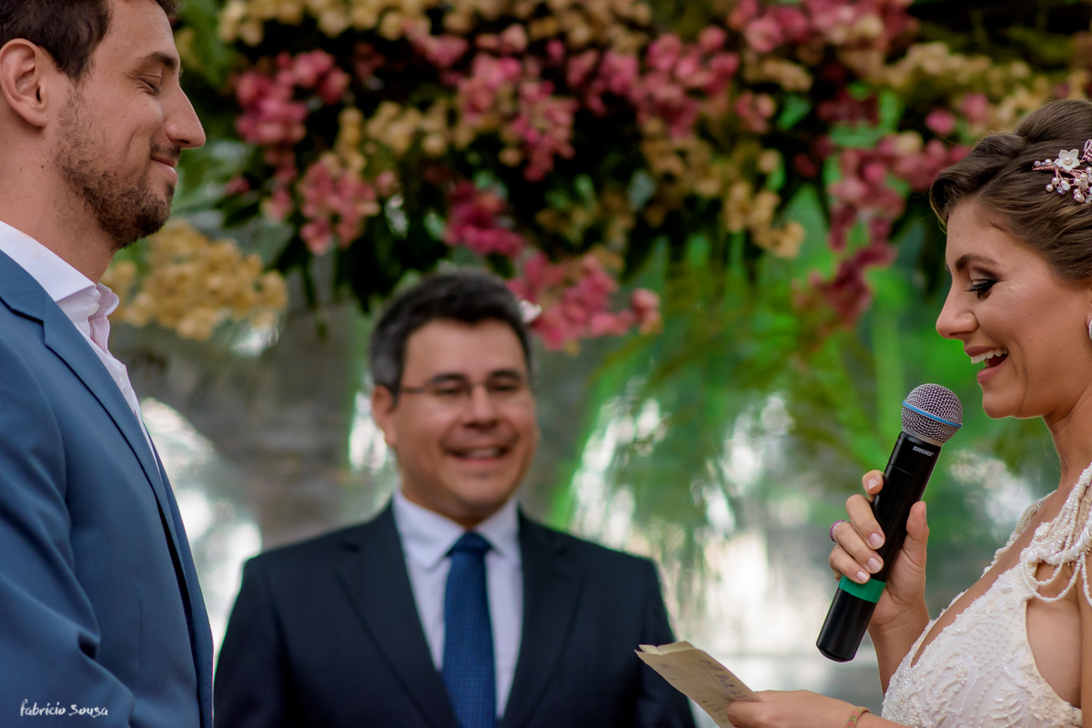 noiva declara seus votos em cerimonia emocionante em casa - casamento de dia em Floripa