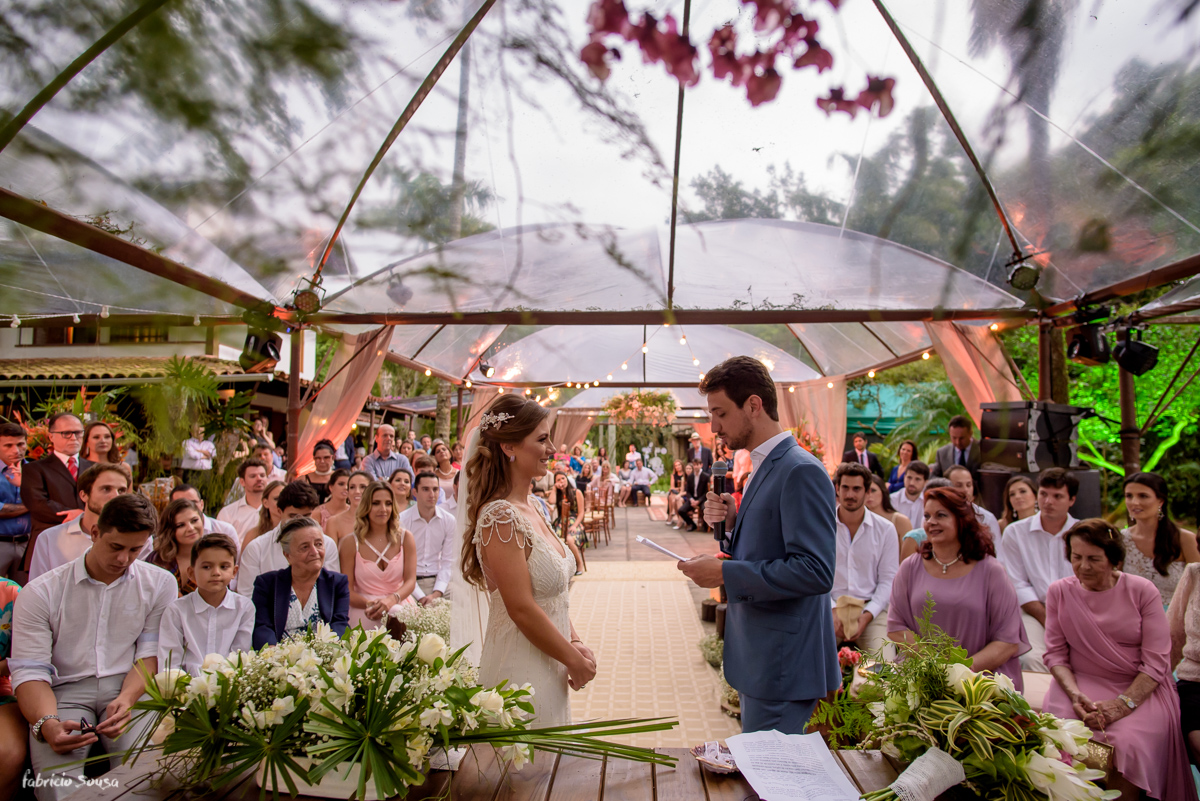 noivo declara seus votos na celebração de casamento no Canto da Lagoa da Conceição em Floripa