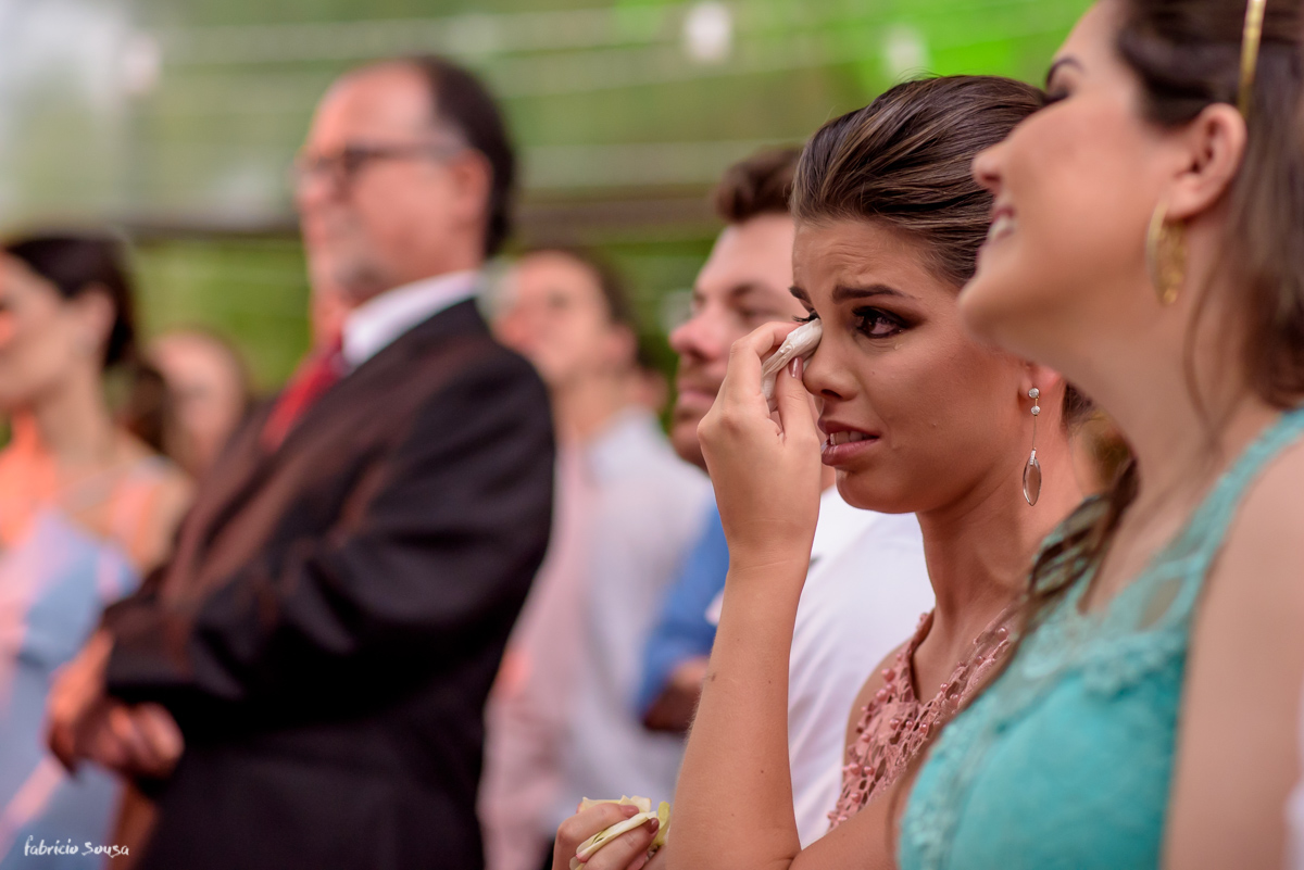 madrinha emocionada com lágrimas escorrendo durante os votos da cerimonia