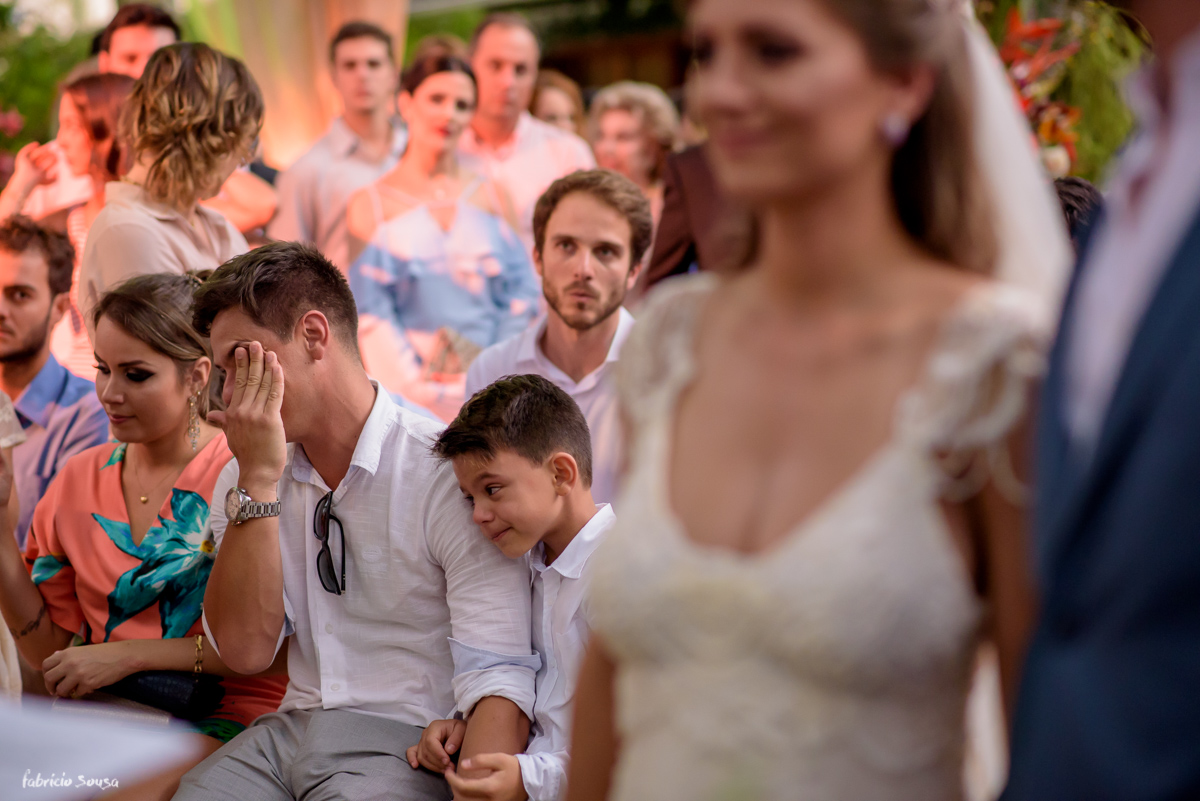irmão do noivo e pajem emocionados durante celebração da cerimonia de casamento