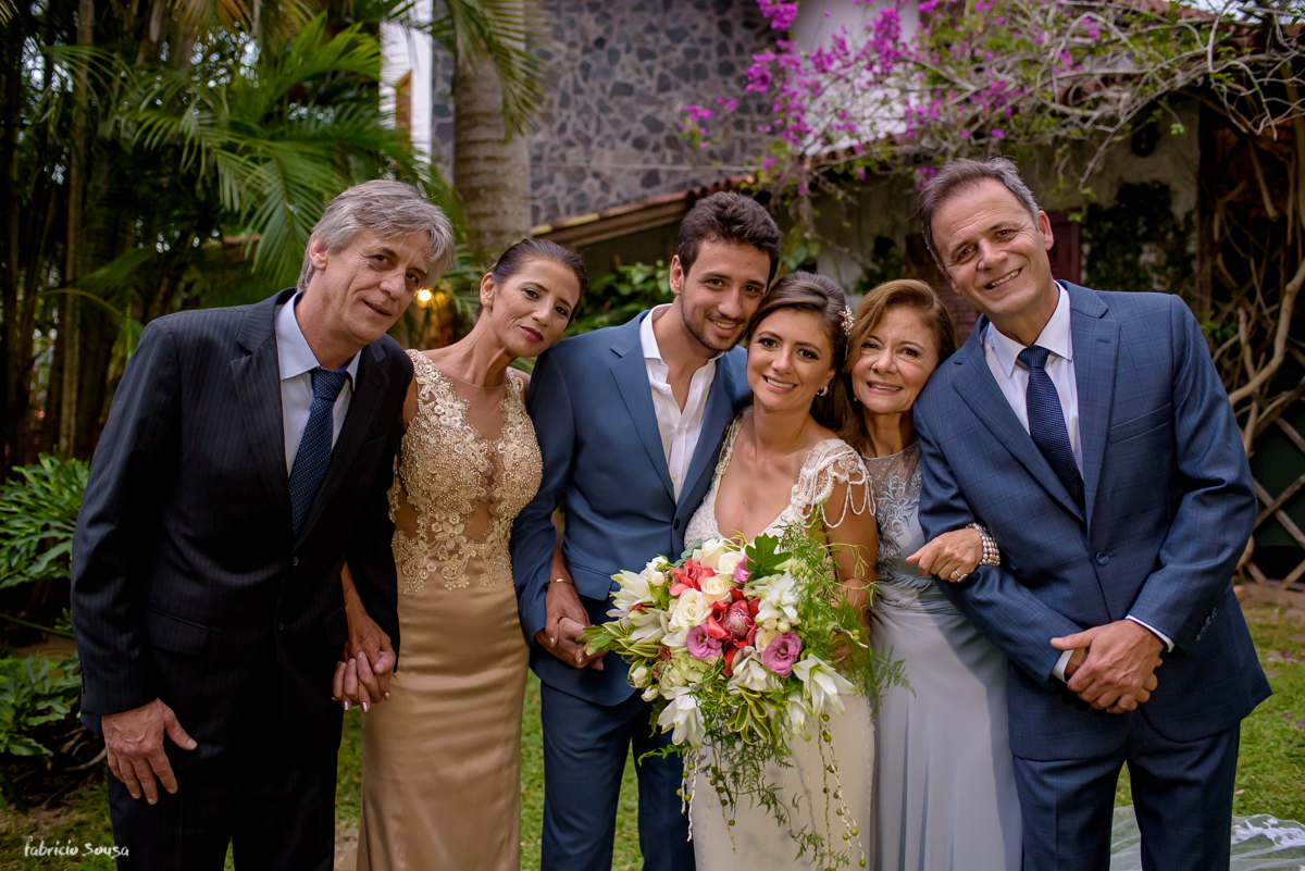clássico retrato dos noivos com seus pais em casamento super emocionante
