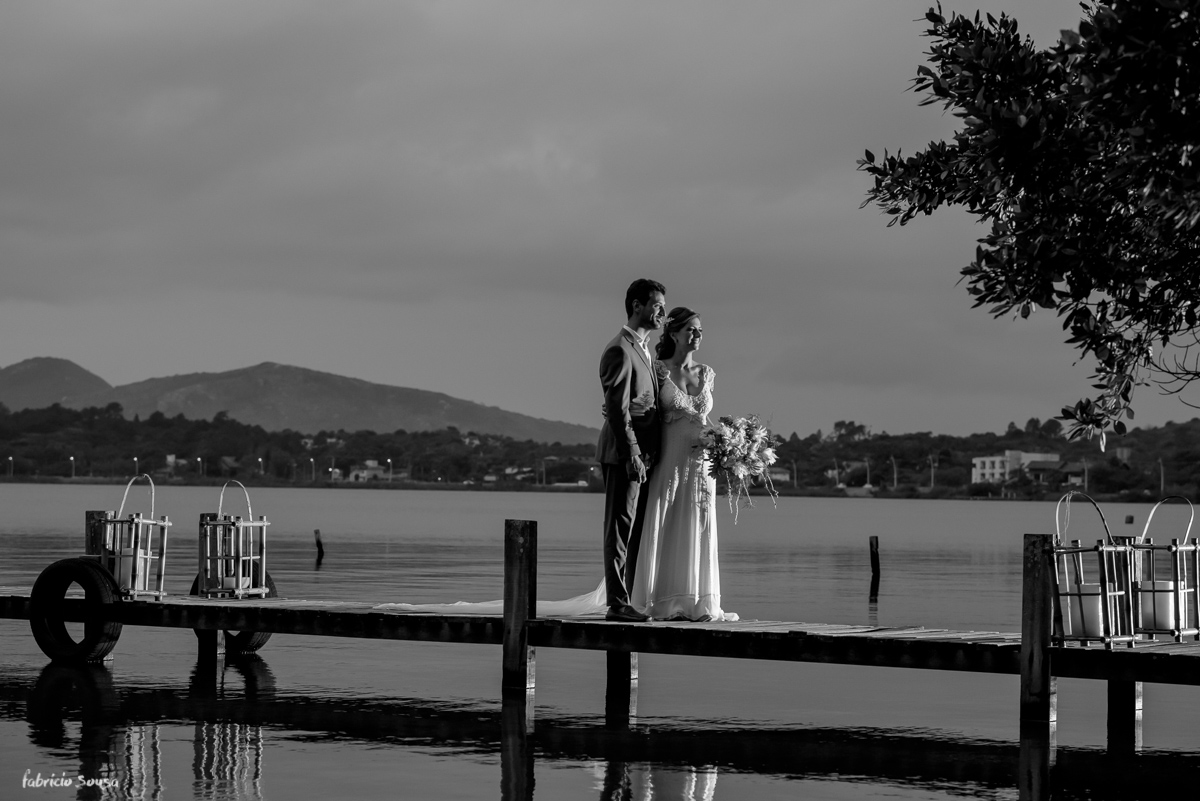 retrato preto e branco no trapiche à beira da lagoa da conceição