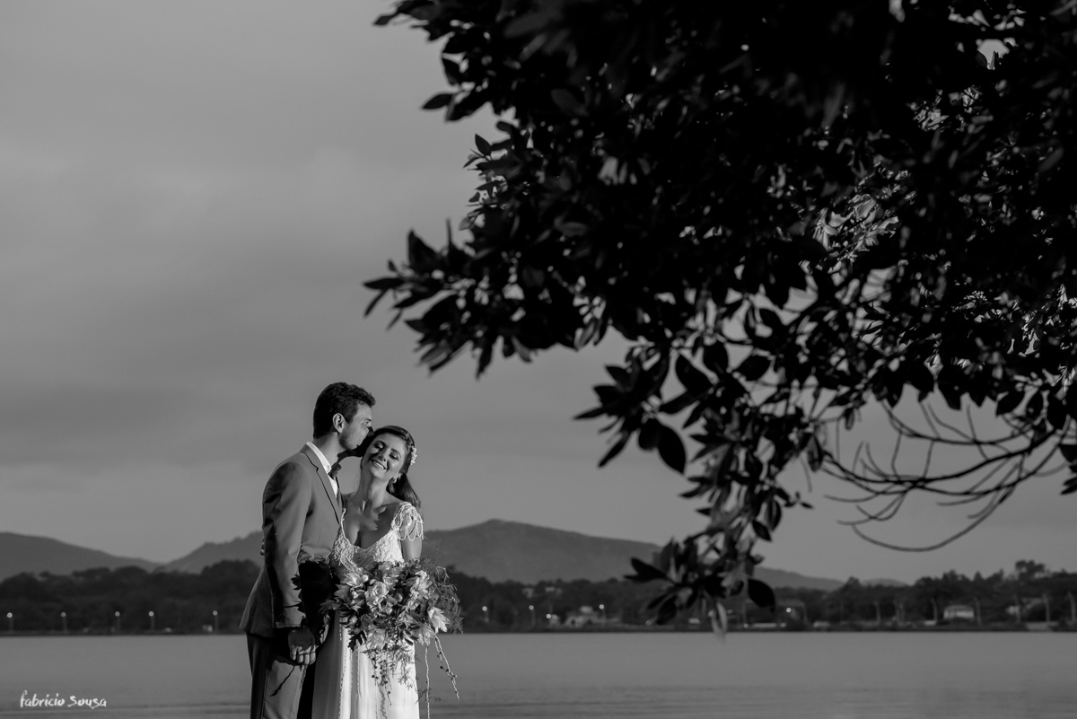 retrato preto e branco dos noivos recem-casados na lagoa da conceição em Florianopolis
