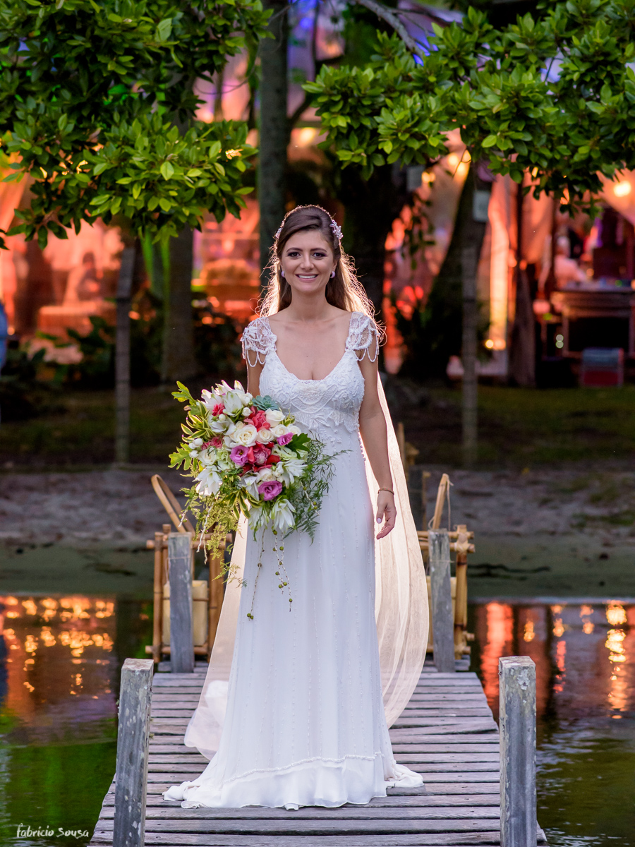 belo retrato da noiva Mariana Dall'Orto Rodrigues em frente à sua festa - vestido Atelieria e acessórios Giseli Donca - Floripa
