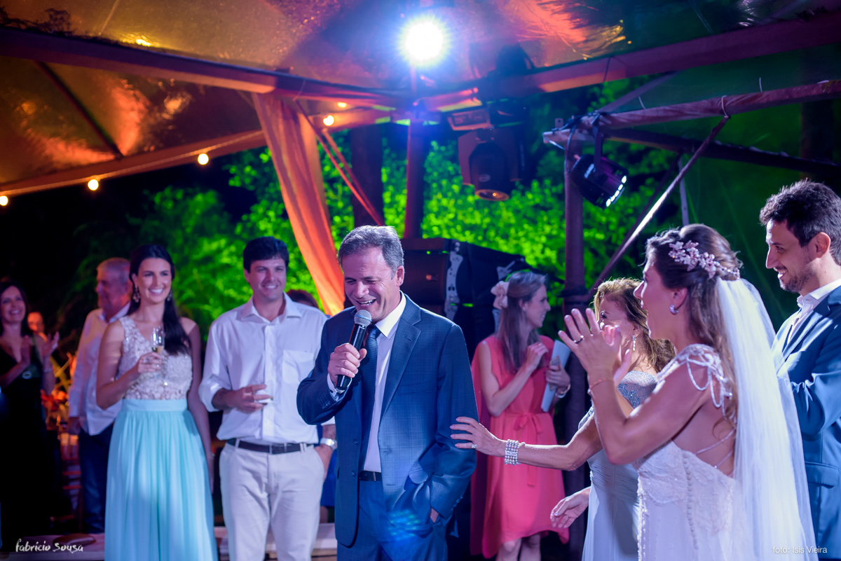 discurso do pai da noiva empolga a todos no começo da festa de casamento