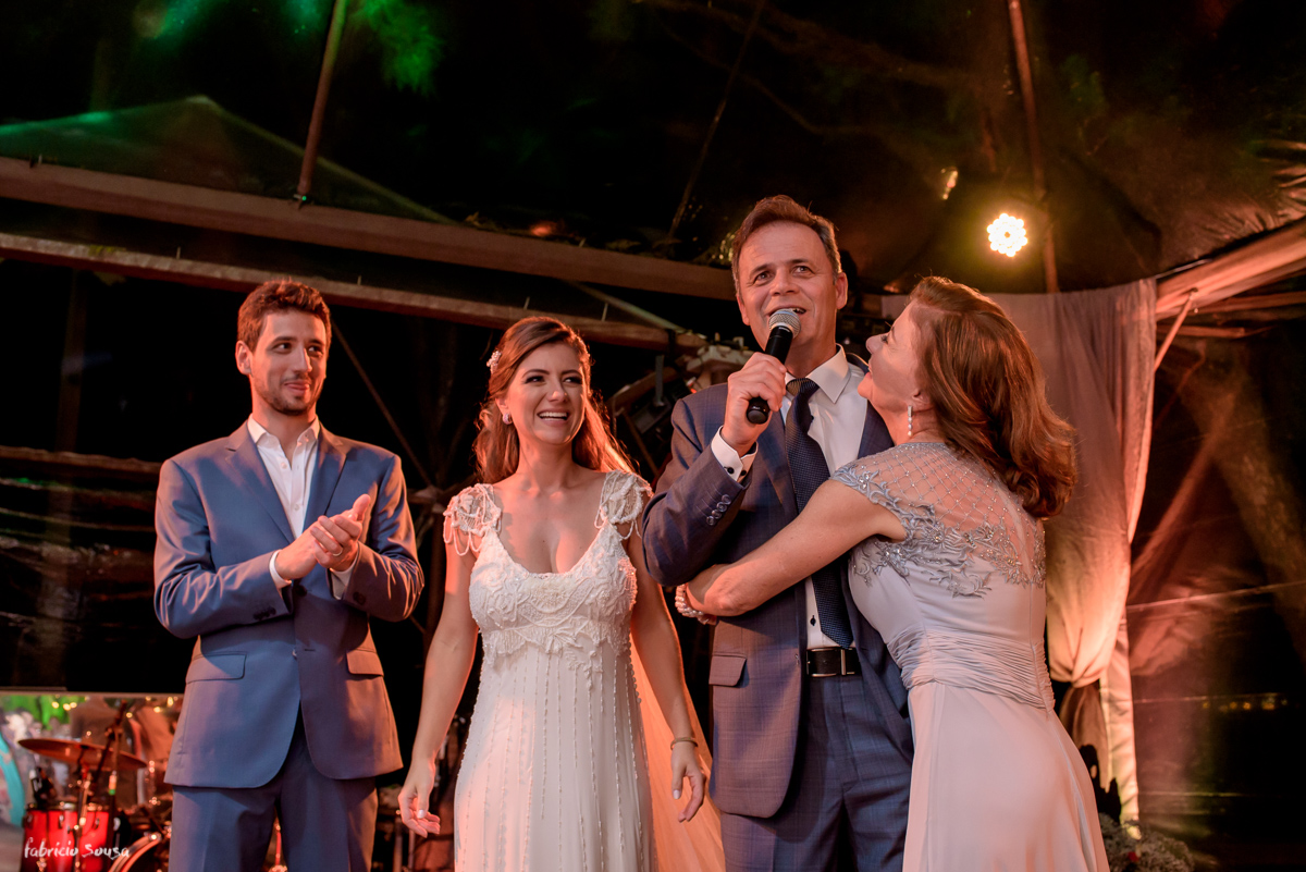 pai da noiva Luciano homenageia a anfitriã e sua esposa Veronica Rodrigues durante seu discurso no casamento da filha