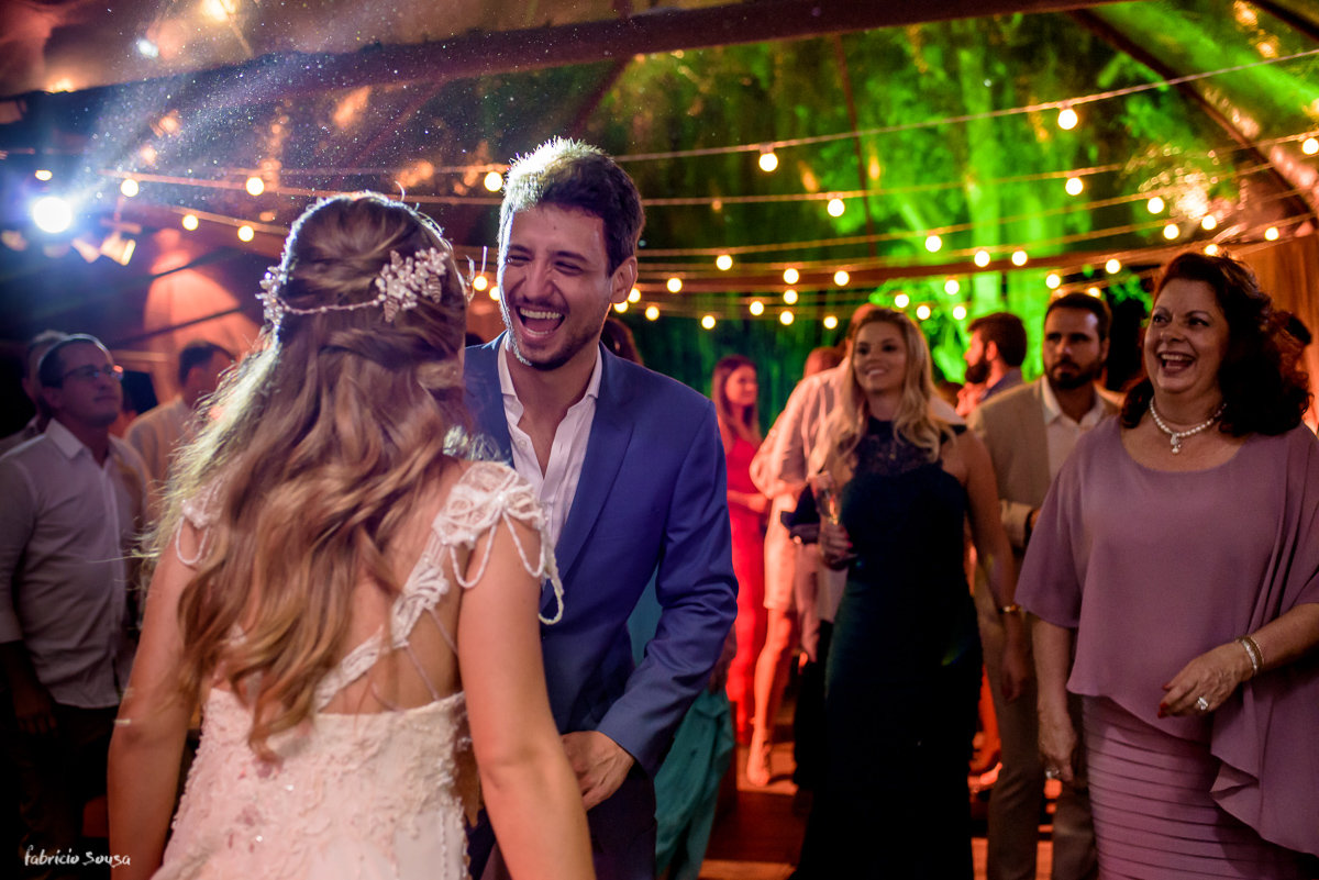 Bruno Negri dança sorridente em sua festa
