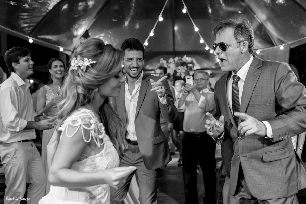 noiva dança com seu pai com estilo e noivo se diverte com eles