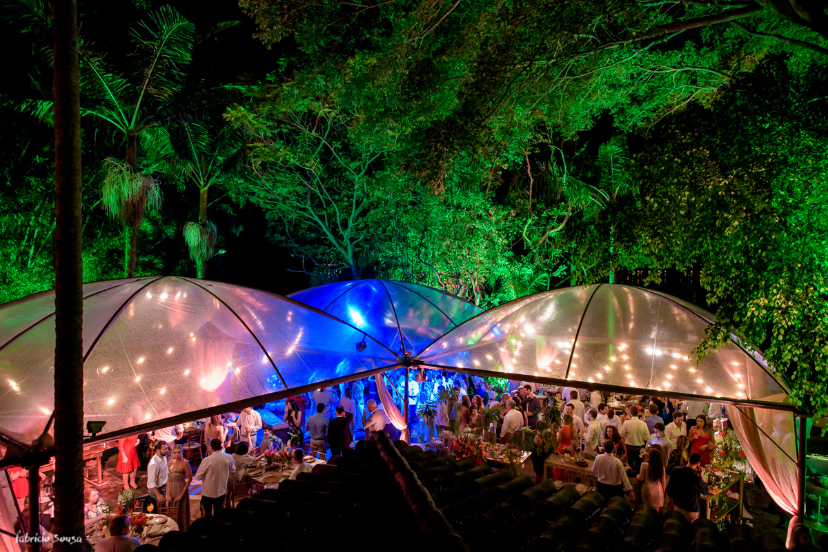 panorama geral da festa durante a noite na residencia da familia no canto da lagoa - Florianopolis - tendas Cristal - produção Guta Santos Conceito G