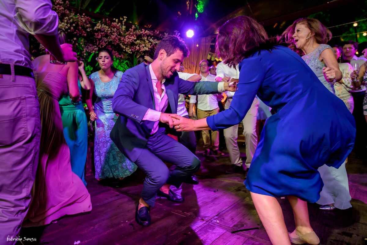 noivo quebrando tudo na pista com seus convidados durante casamento