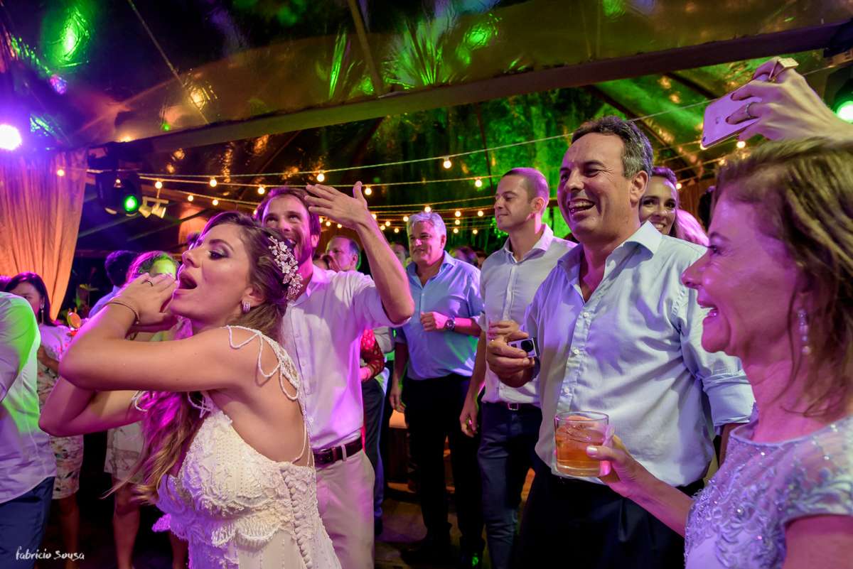 noiva super animada na pista de dança na festa