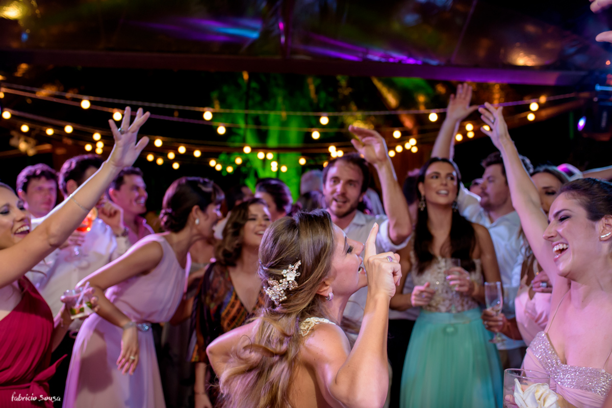 noiva se diverte com suas amigas e madrinhas durante festa de casamento em casa - lagoa da conceição Florianopolis - produção Guta Santos Conceito G