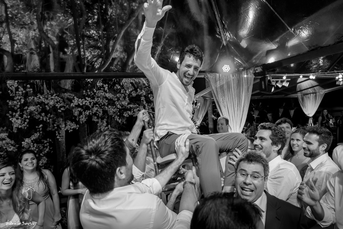 noivo é levantado na cadeira estilo casamento judeu durante a festa na Lagoa da Conceição - produção Guta Santos Conceito G - Tendas Cristal