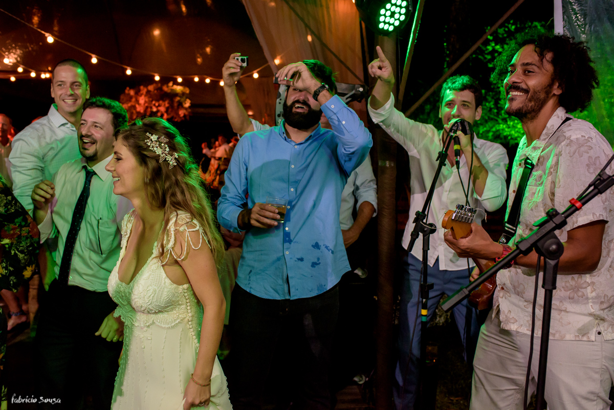 banda Bigode Groove anima e noivo canta junto durante a festa
