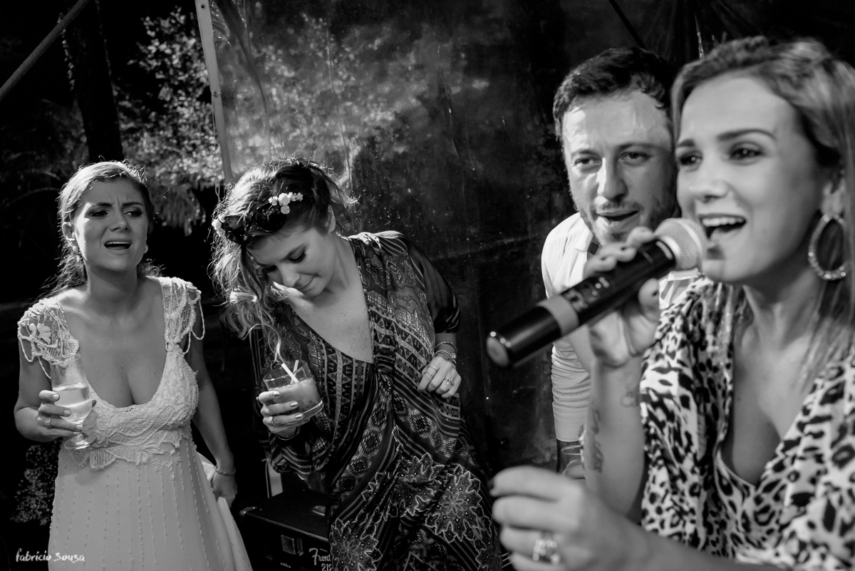 Alice Riffatti cantando live vocal com DJ Serginho Mello fechando a festa de casamento com chave de ouro