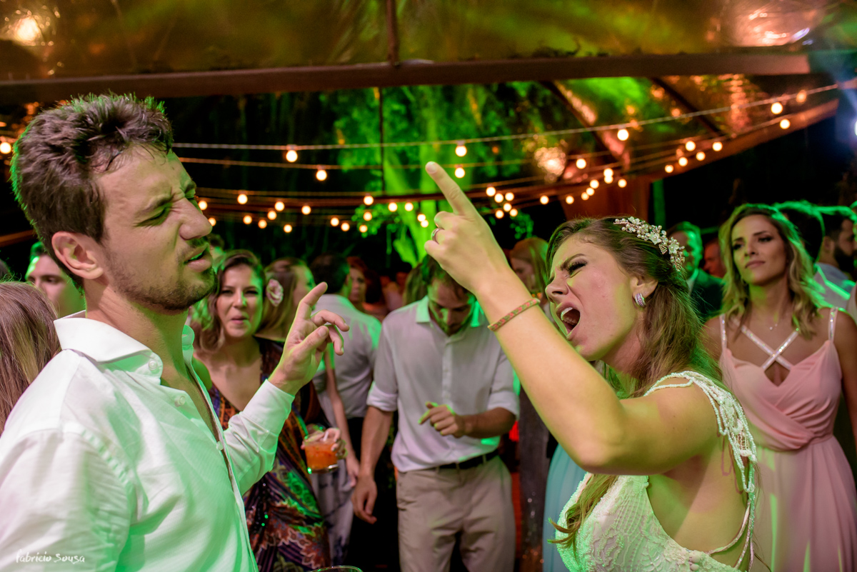 noivos super animados cantando e dançando na festa de casamento em casa no Canto da Lagoa da Conceição Floripa