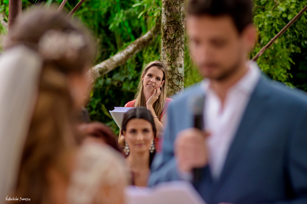 cerimonialista e produtora Maria Augusta Guta Santos se emociona durante cerimonia de Mariana Rodrigues e Bruno Negri - casamento no canto da lagoa