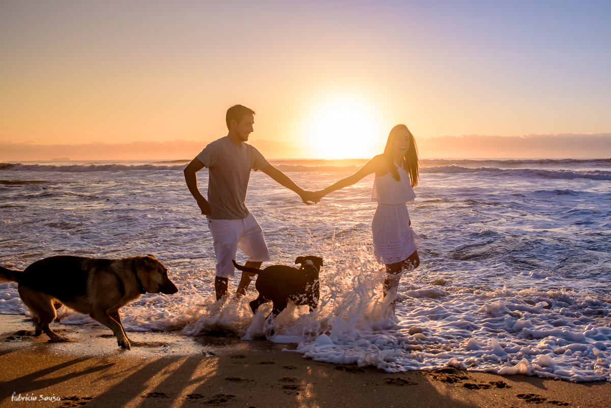 ensaio de casal ao amanhecer com cachorros na praia