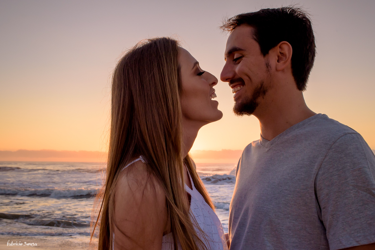 silhueta do casal quase se beijando na praia do campeche - noiva de branco